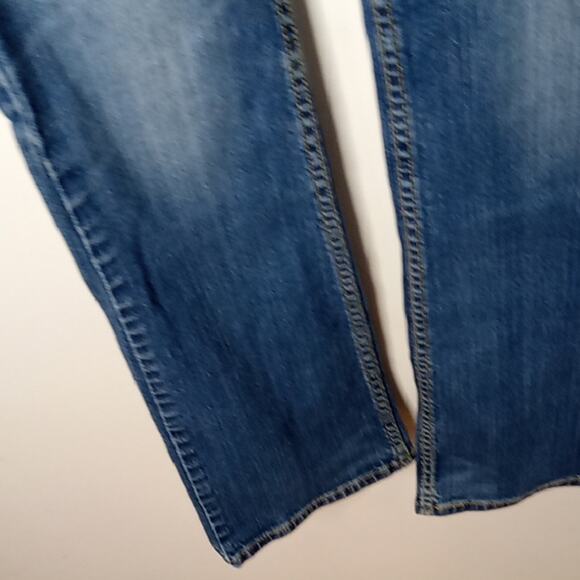Levi Juniors 11/30 Demi Curve Low Rise Bootcut Skinny Classic Blue Jeans. Casual - Picture 5 of 9